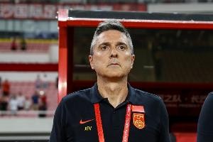 kaiyun-记者：终于踢正常位置的正常足球了 安东尼奥上半场搞啥花活呢