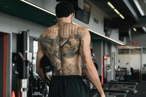 穿着保护靴！塔图姆晒康复训练照：继续坚持下去