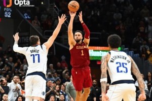 开云注册入口-59英尺三分绝杀独行侠 斯特鲁斯疯狂一投引爆球馆