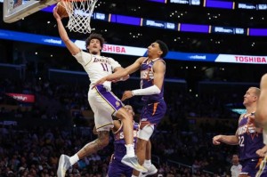 开云体育-高效19分解放东契奇！湖人神塔复出激活球队攻防