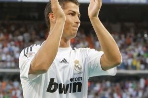 一段传奇的开始！16年前的今天，C罗首次作为皇马球员亮相